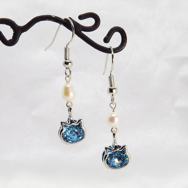猫フレームのスワロフスキー(アクアマリン)と淡水パールを組合せた大人可愛いフックピアス サージカル可