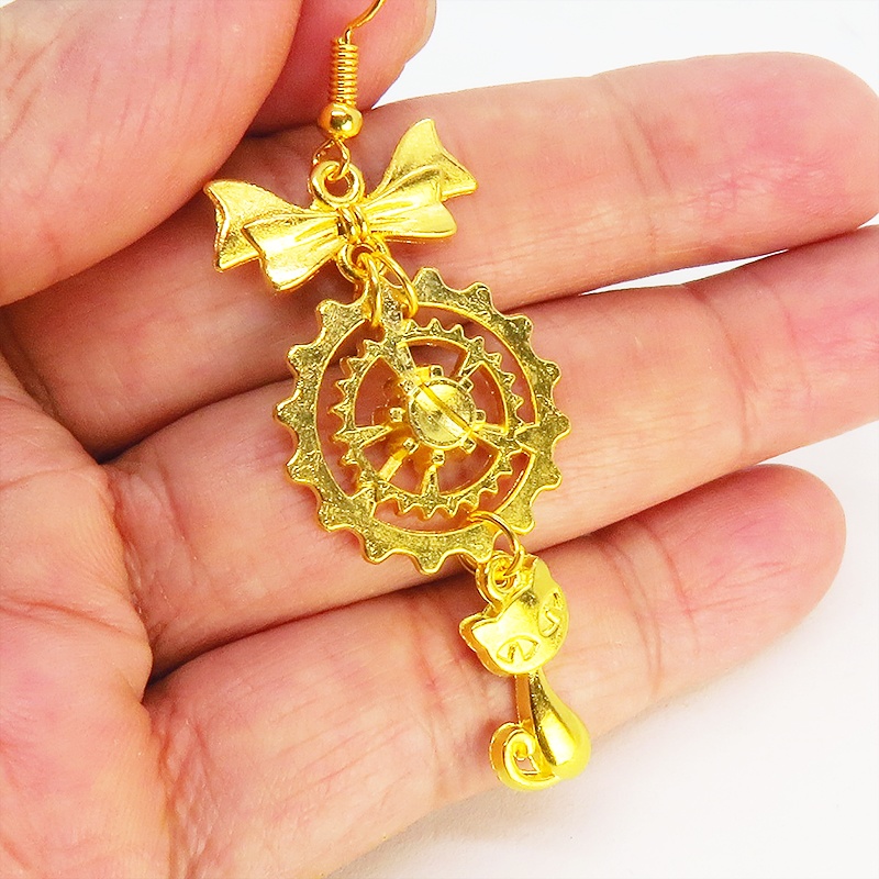 猫と歯車とリボンのユニークで華やかなピアス ゴールドカラー