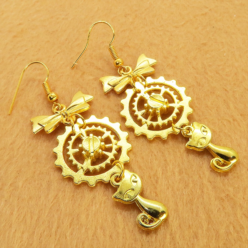 猫と歯車とリボンのユニークで華やかなピアス ゴールドカラー
