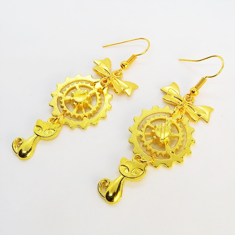 猫と歯車とリボンのユニークで華やかなピアス ゴールドカラー