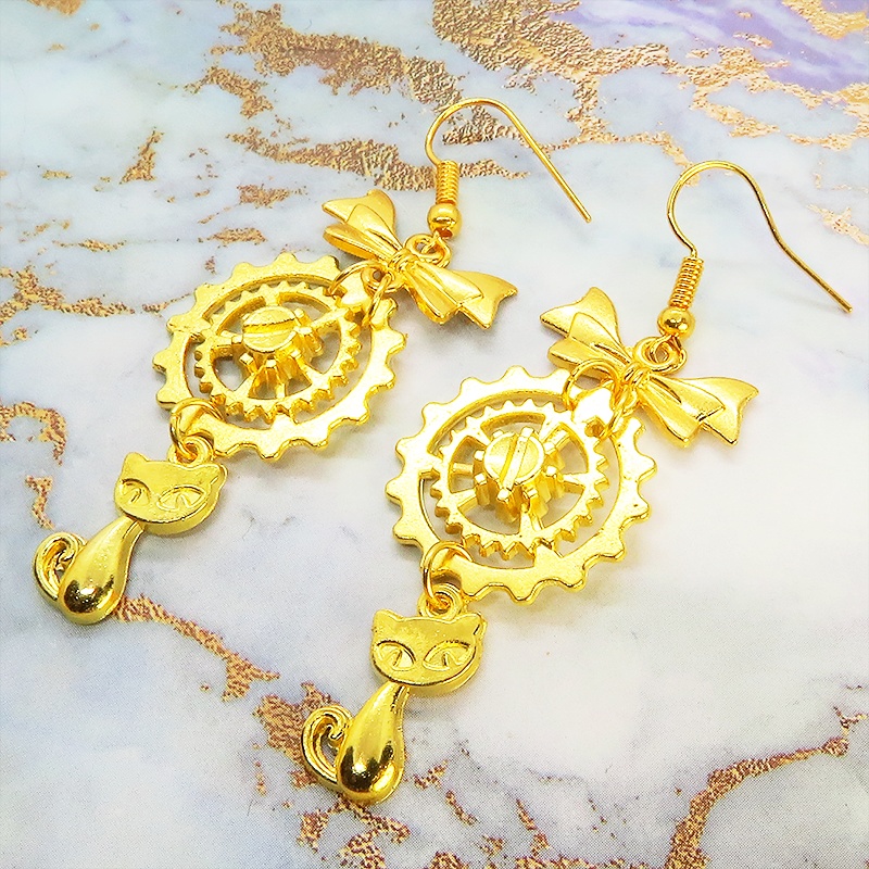 猫と歯車とリボンのユニークで華やかなピアス ゴールドカラー