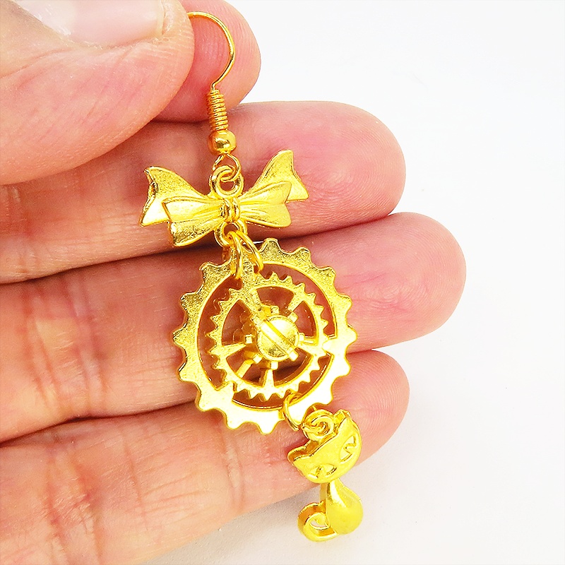 猫と歯車とリボンのユニークで華やかなピアス ゴールドカラー