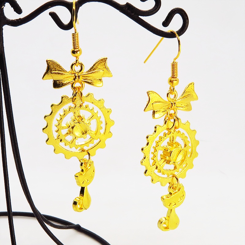 猫と歯車とリボンのユニークで華やかなピアス ゴールドカラー