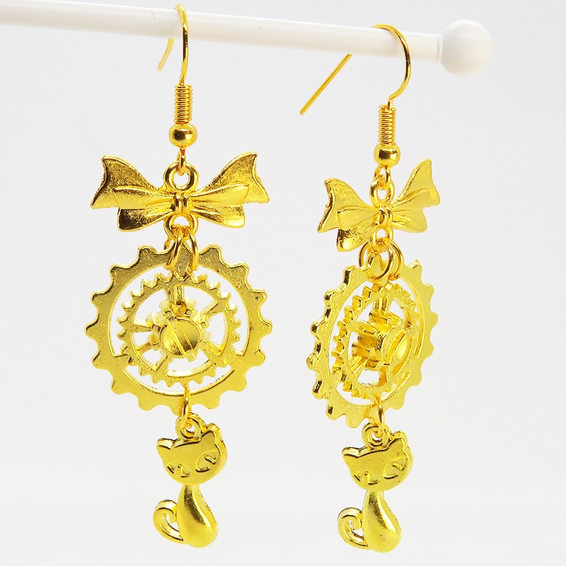 猫と歯車とリボンのユニークで華やかなピアス ゴールドカラー