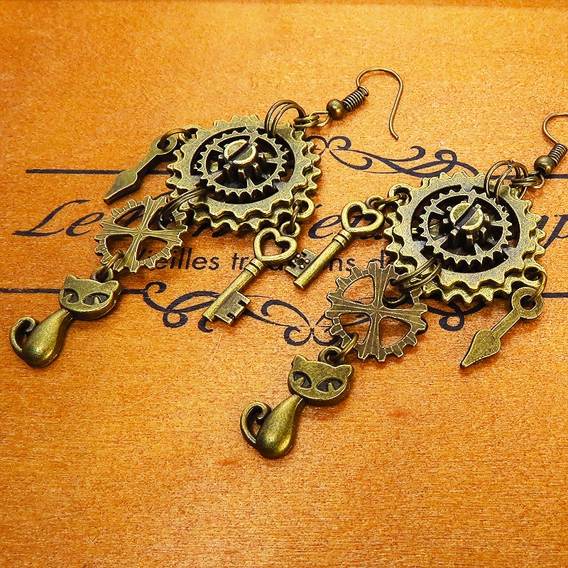 アンティーク調の猫と歯車・ギアのピアス スチームパンク風 鍵 時計の針