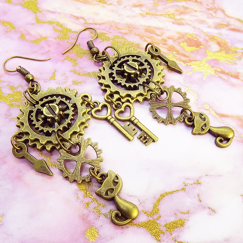 アンティーク調の猫と歯車・ギアのピアス スチームパンク風 鍵 時計の針