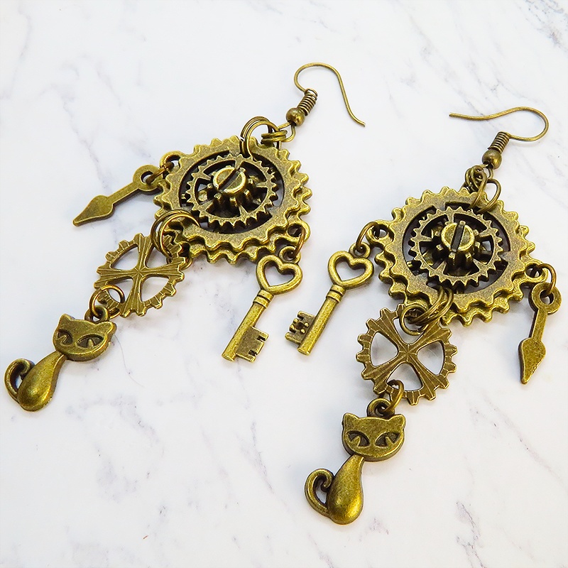 アンティーク調の猫と歯車・ギアのピアス スチームパンク風 鍵 時計の針