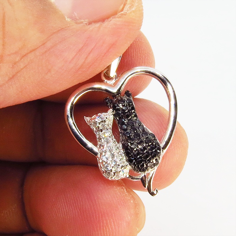 寄り添うつがいの猫ネックレス オープンハート ハートフル 18Kホワイトゴールドコーティング シルバー925 クリスタル