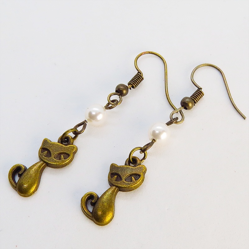 アンティークゴールド 猫とスワロフスキーパール(クリスタルホワイト)の大人可愛いピアス