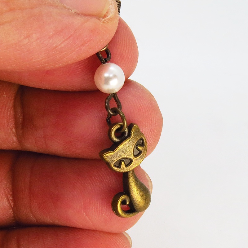 アンティークゴールド 猫とスワロフスキーパール(クリスタルホワイト)の大人可愛いピアス