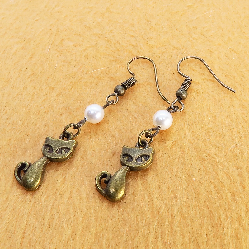 アンティークゴールド 猫とスワロフスキーパール(クリスタルホワイト)の大人可愛いピアス