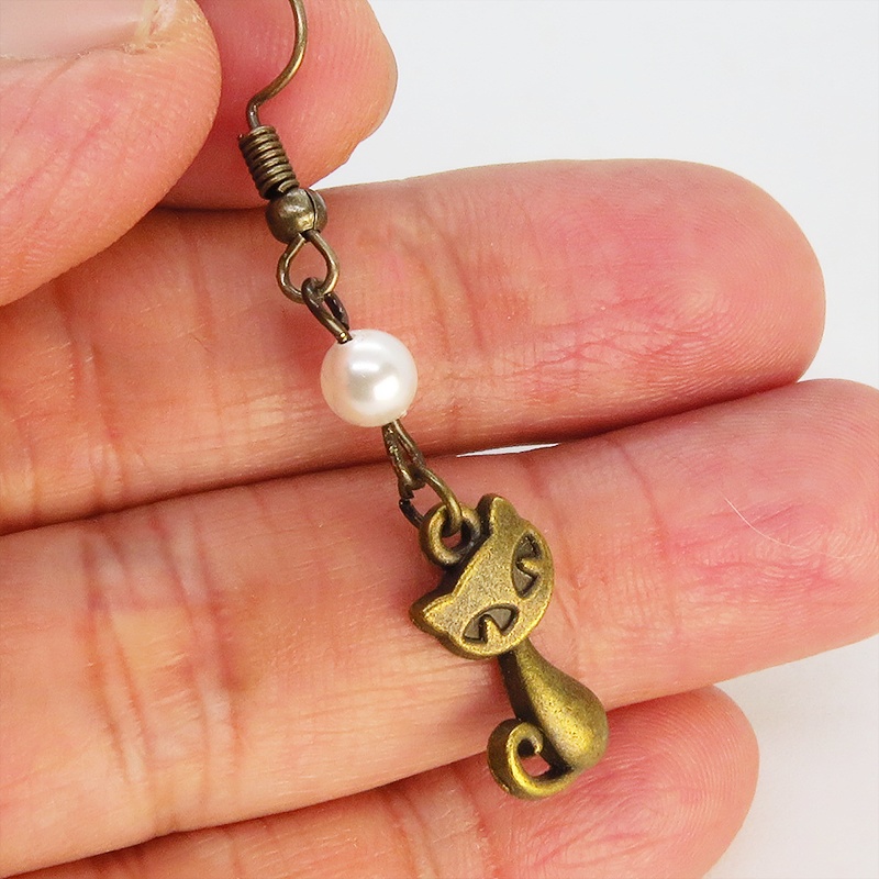 アンティークゴールド 猫とスワロフスキーパール(クリスタルホワイト)の大人可愛いピアス