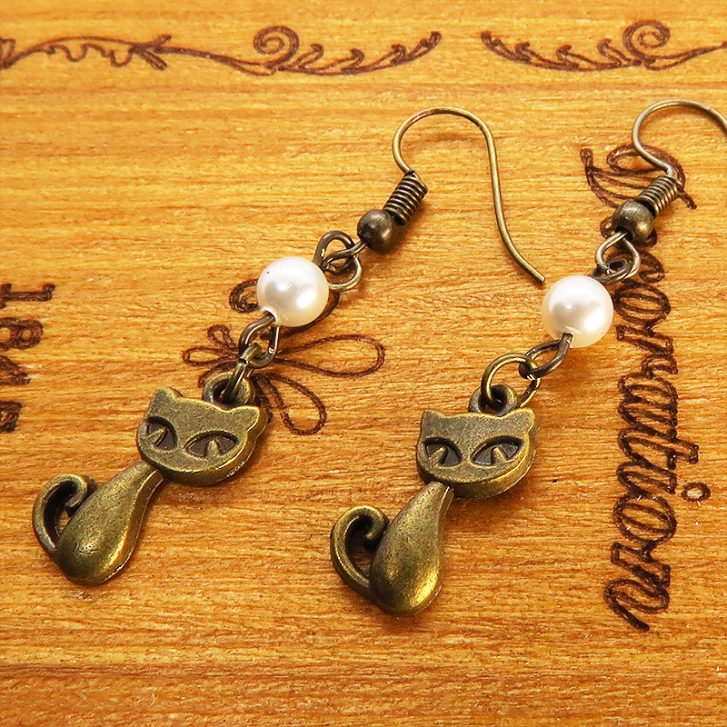 アンティークゴールド 猫とスワロフスキーパール(クリスタルホワイト)の大人可愛いピアス