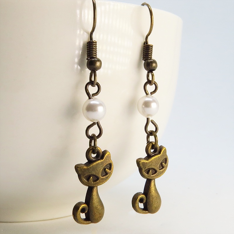 アンティークゴールド 猫とスワロフスキーパール(クリスタルホワイト)の大人可愛いピアス