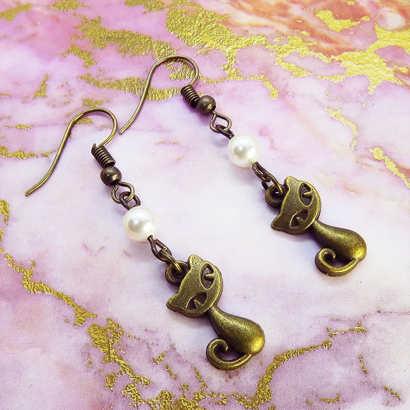 アンティークゴールド 猫とスワロフスキーパール(クリスタルホワイト)の大人可愛いピアス