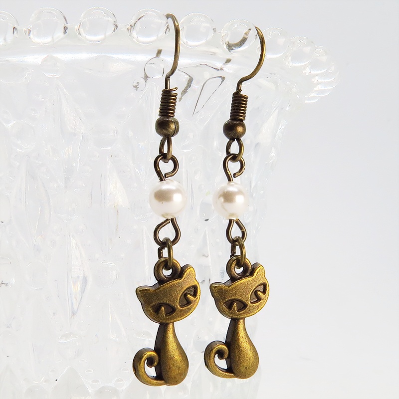 アンティークゴールド 猫とスワロフスキーパール(クリスタルホワイト)の大人可愛いピアス