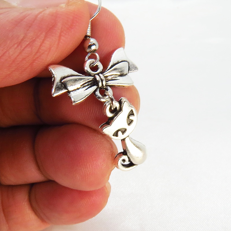 アンティークシルバー 猫とリボンを組合せたコンパクトな大人可愛いピアス サージカル可