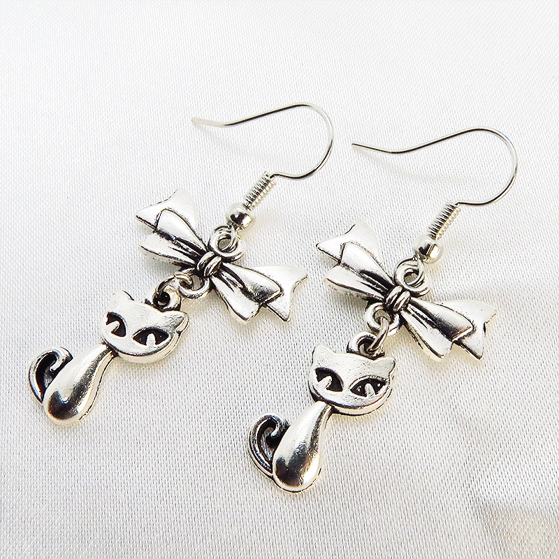 アンティークシルバー 猫とリボンを組合せたコンパクトな大人可愛いピアス サージカル可