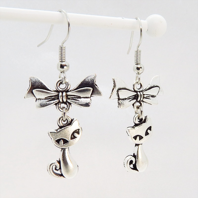 アンティークシルバー 猫とリボンを組合せたコンパクトな大人可愛いピアス サージカル可