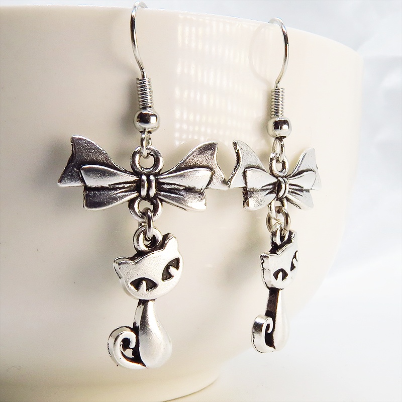 アンティークシルバー 猫とリボンを組合せたコンパクトな大人可愛いピアス サージカル可