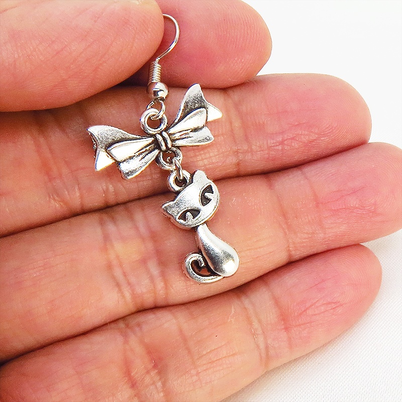 アンティークシルバー 猫とリボンを組合せたコンパクトな大人可愛いピアス サージカル可