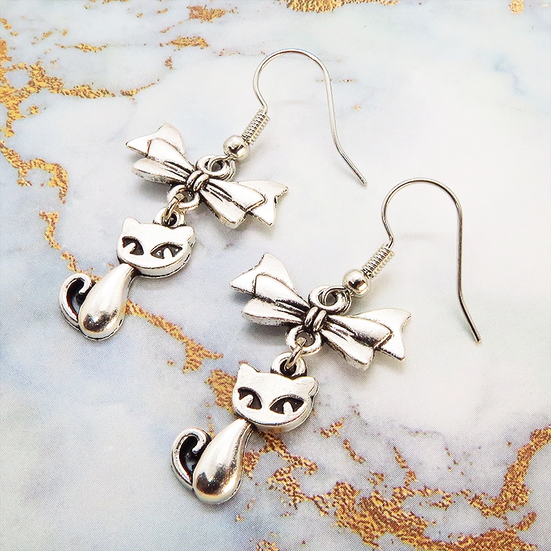 アンティークシルバー 猫とリボンを組合せたコンパクトな大人可愛いピアス サージカル可