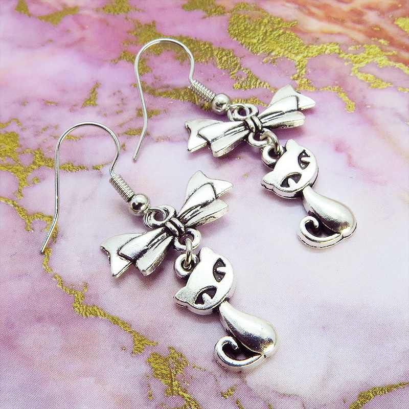 アンティークシルバー 猫とリボンを組合せたコンパクトな大人可愛いピアス サージカル可