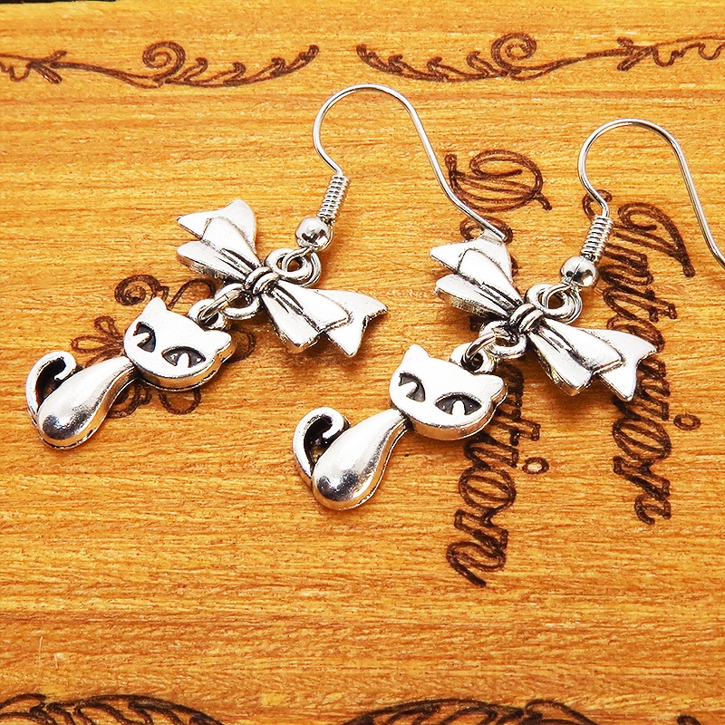 アンティークシルバー 猫とリボンを組合せたコンパクトな大人可愛いピアス サージカル可