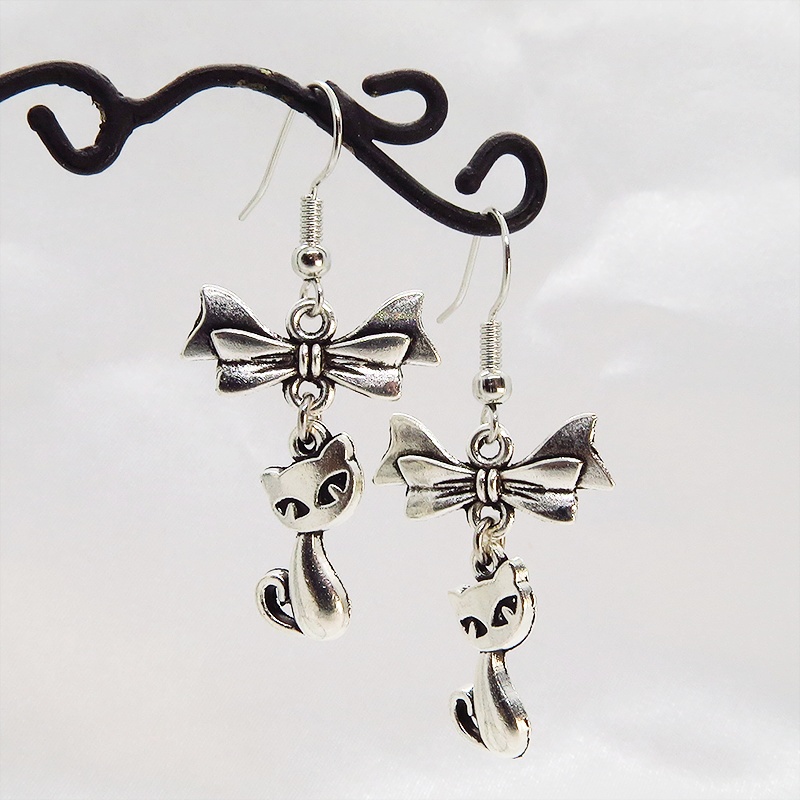 アンティークシルバー 猫とリボンを組合せたコンパクトな大人可愛いピアス サージカル可