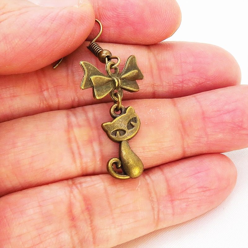 アンティークゴールド 猫とリボンのシンプルで大人可愛いピアス コンパクト