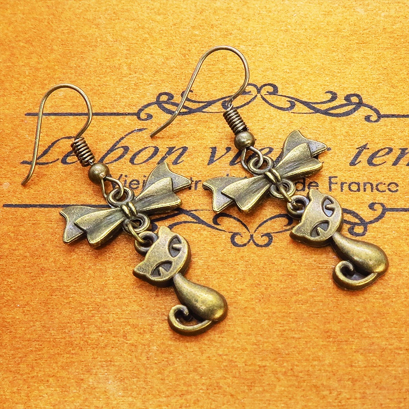 アンティークゴールド 猫とリボンのシンプルで大人可愛いピアス コンパクト