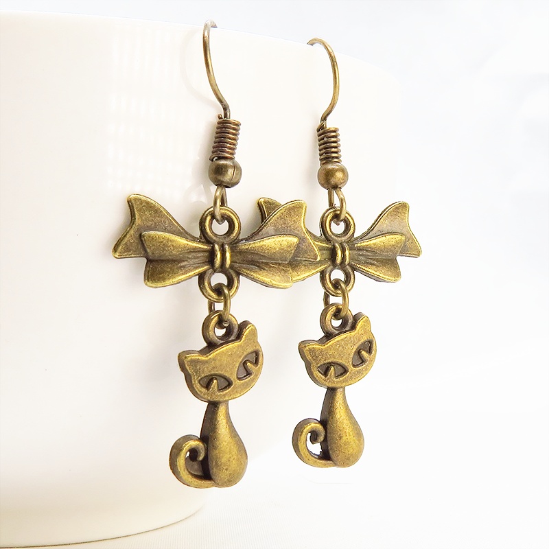 アンティークゴールド 猫とリボンのシンプルで大人可愛いピアス コンパクト