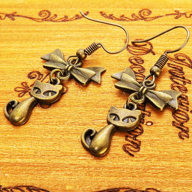 アンティークゴールド 猫とリボンのシンプルで大人可愛いピアス コンパクト