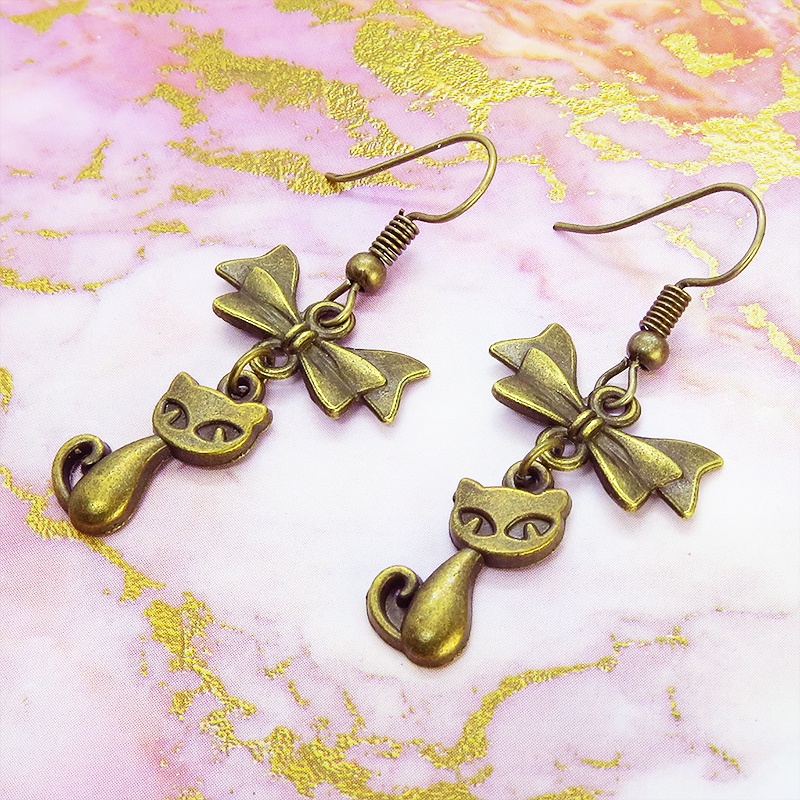 アンティークゴールド 猫とリボンのシンプルで大人可愛いピアス コンパクト
