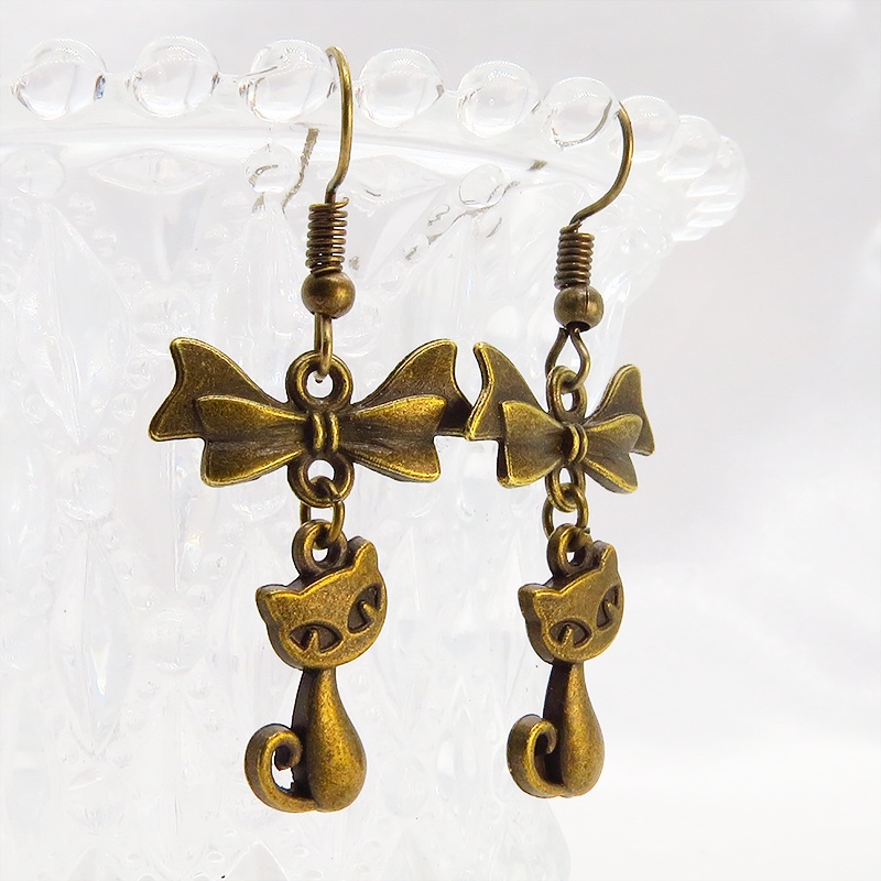 アンティークゴールド 猫とリボンのシンプルで大人可愛いピアス コンパクト