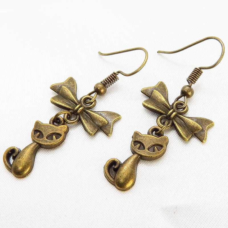 アンティークゴールド 猫とリボンのシンプルで大人可愛いピアス コンパクト