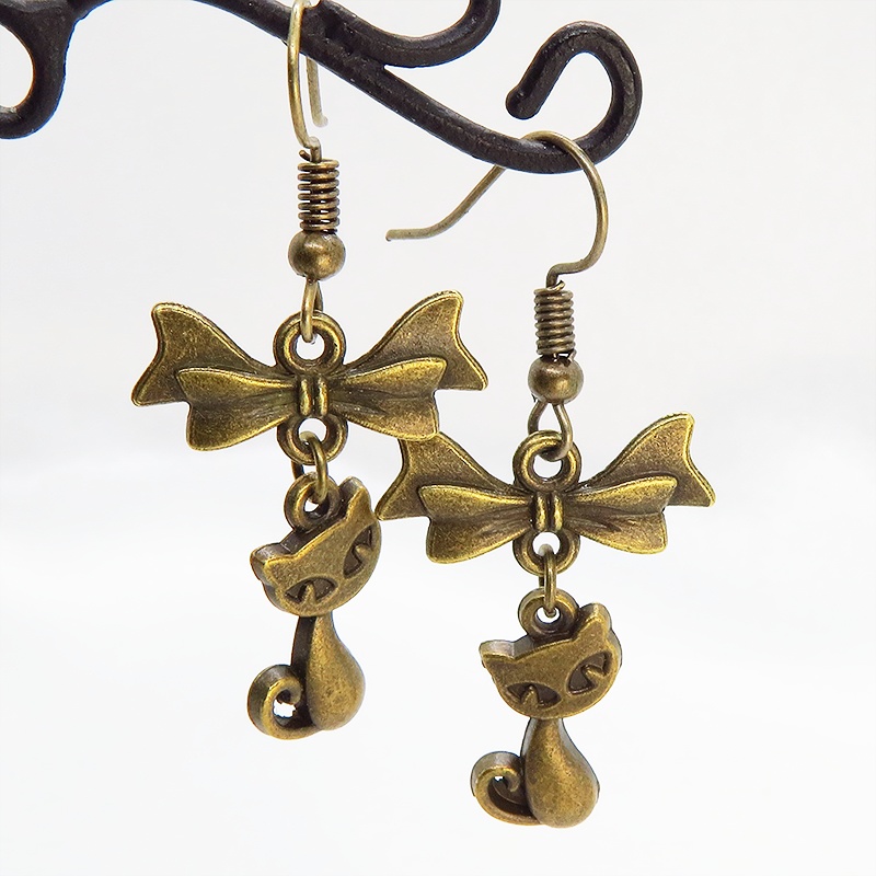 アンティークゴールド 猫とリボンのシンプルで大人可愛いピアス コンパクト