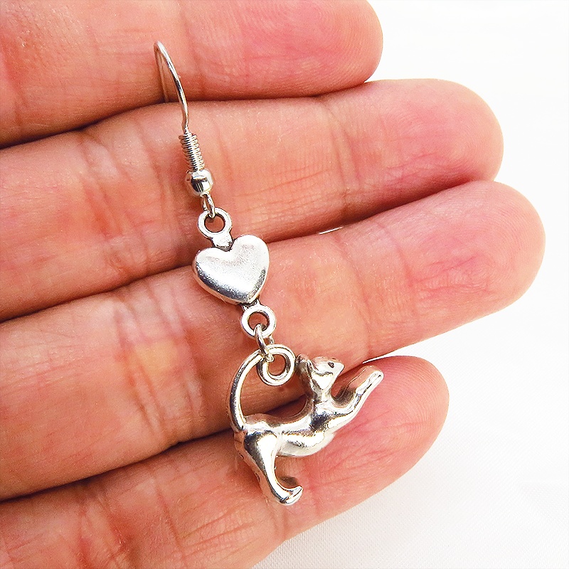 アンティークシルバー のび猫シルエットモチーフとハートを組合せたコンパクトなピアス サージカル可