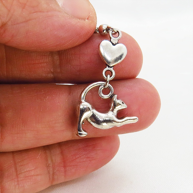 アンティークシルバー のび猫シルエットモチーフとハートを組合せたコンパクトなピアス サージカル可