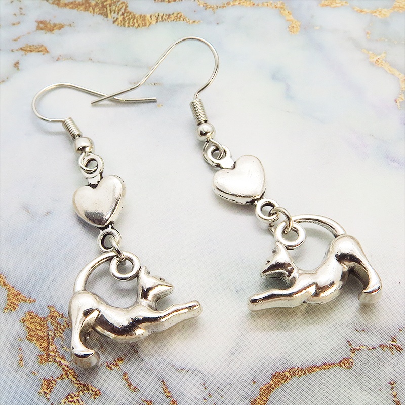 アンティークシルバー のび猫シルエットモチーフとハートを組合せたコンパクトなピアス サージカル可