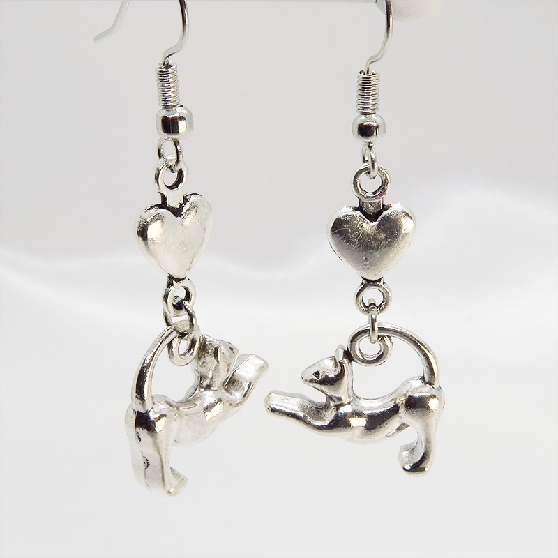 アンティークシルバー のび猫シルエットモチーフとハートを組合せたコンパクトなピアス サージカル可