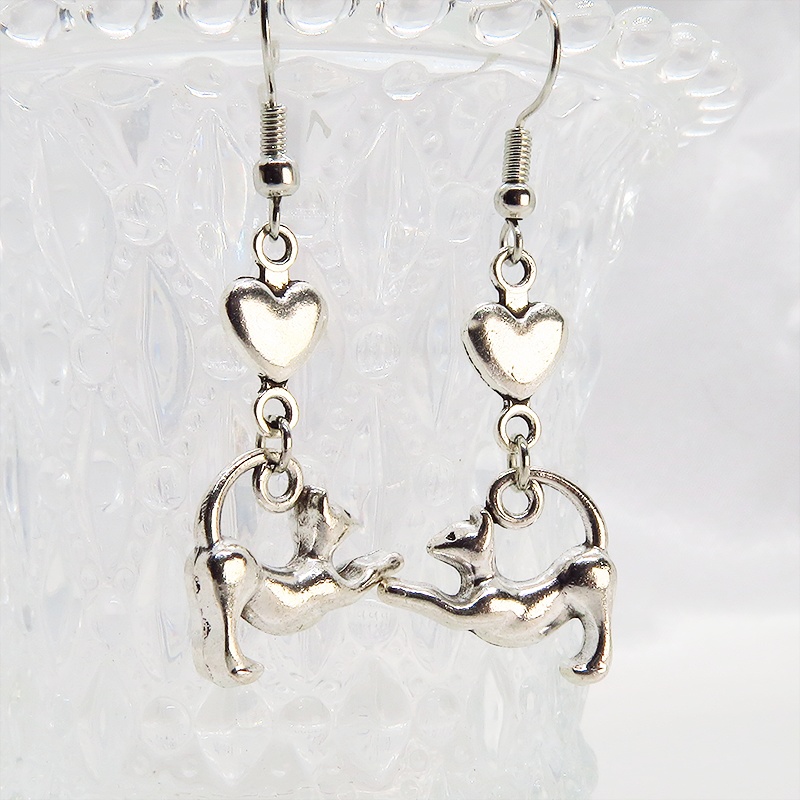 アンティークシルバー のび猫シルエットモチーフとハートを組合せたコンパクトなピアス サージカル可