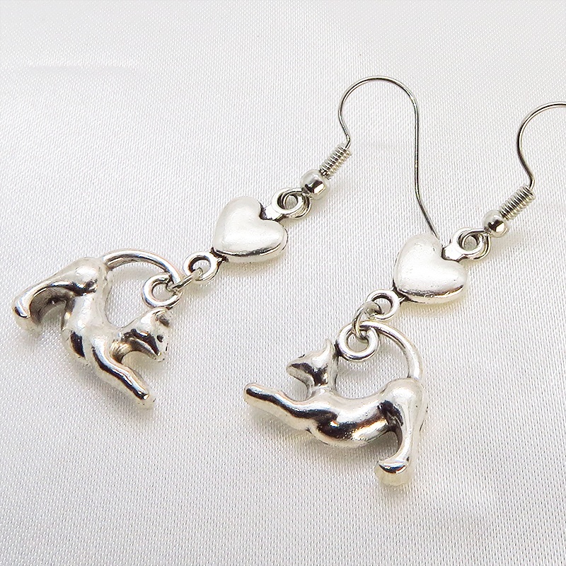 アンティークシルバー のび猫シルエットモチーフとハートを組合せたコンパクトなピアス サージカル可