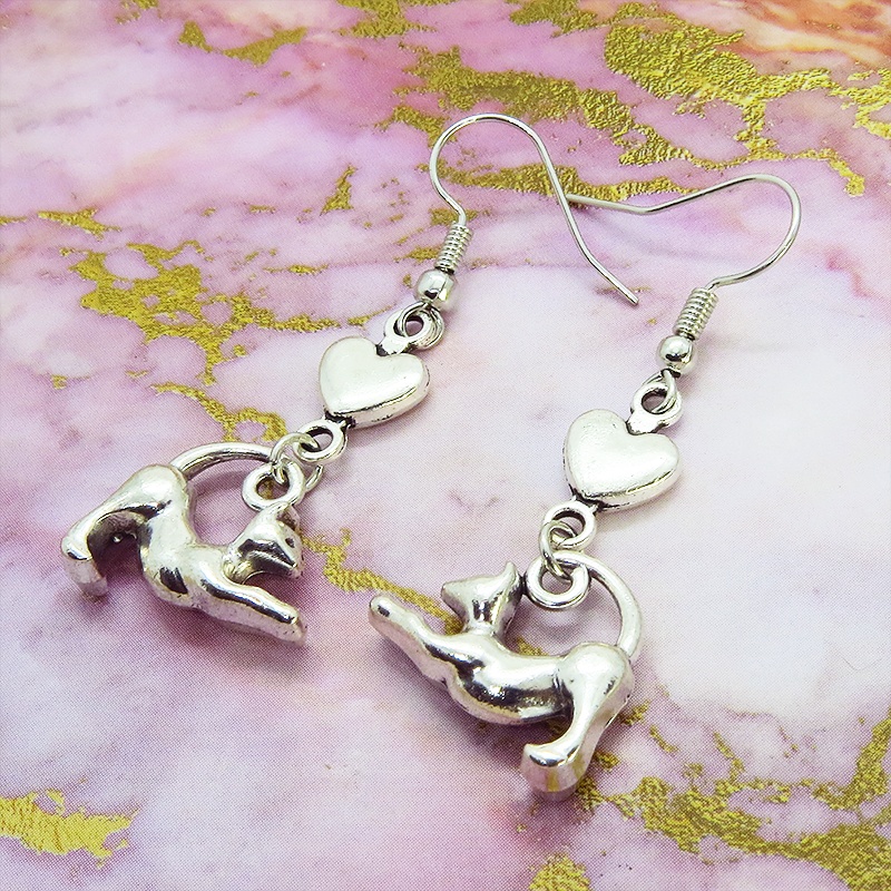 アンティークシルバー のび猫シルエットモチーフとハートを組合せたコンパクトなピアス サージカル可