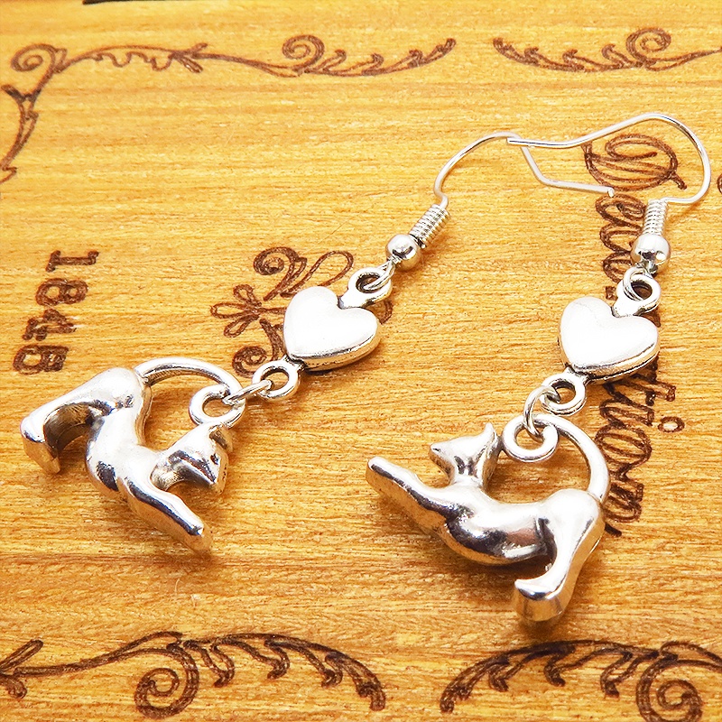 アンティークシルバー のび猫シルエットモチーフとハートを組合せたコンパクトなピアス サージカル可