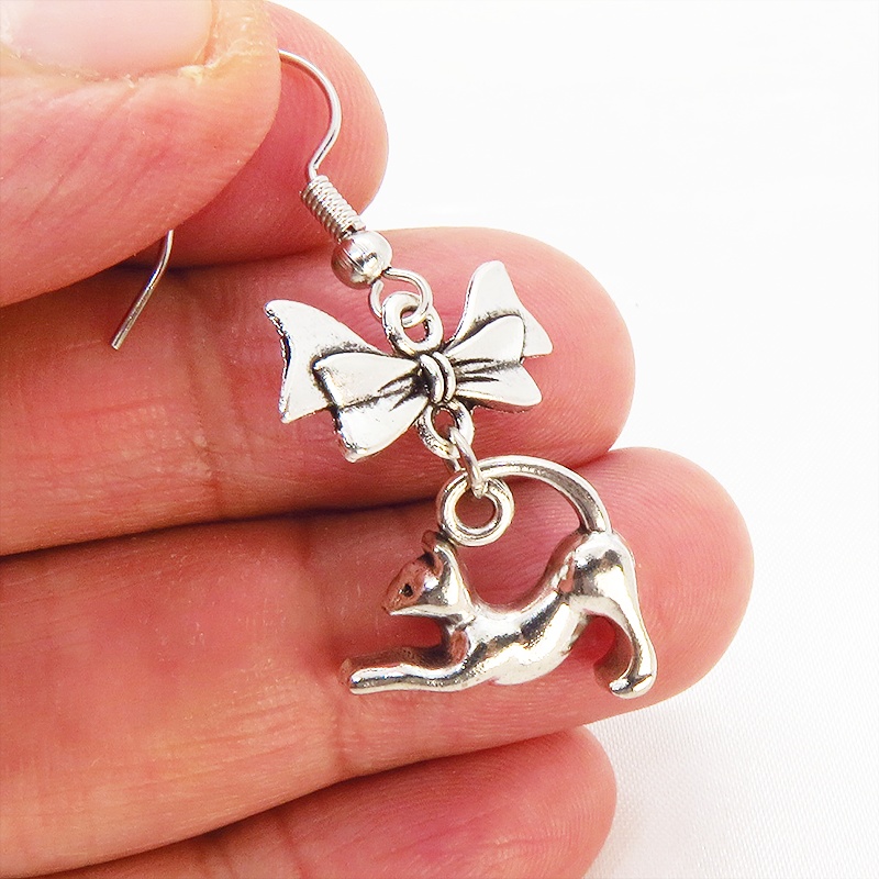 アンティークシルバー のび猫シルエットモチーフとリボンを組合せたコンパクトなピアス サージカル可