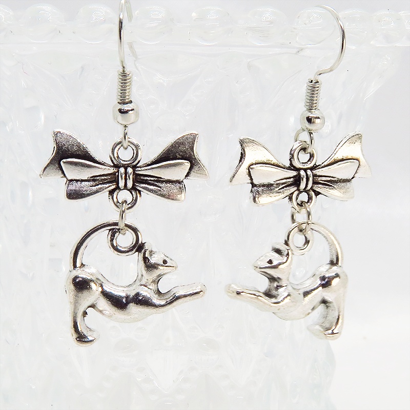 アンティークシルバー のび猫シルエットモチーフとリボンを組合せたコンパクトなピアス サージカル可