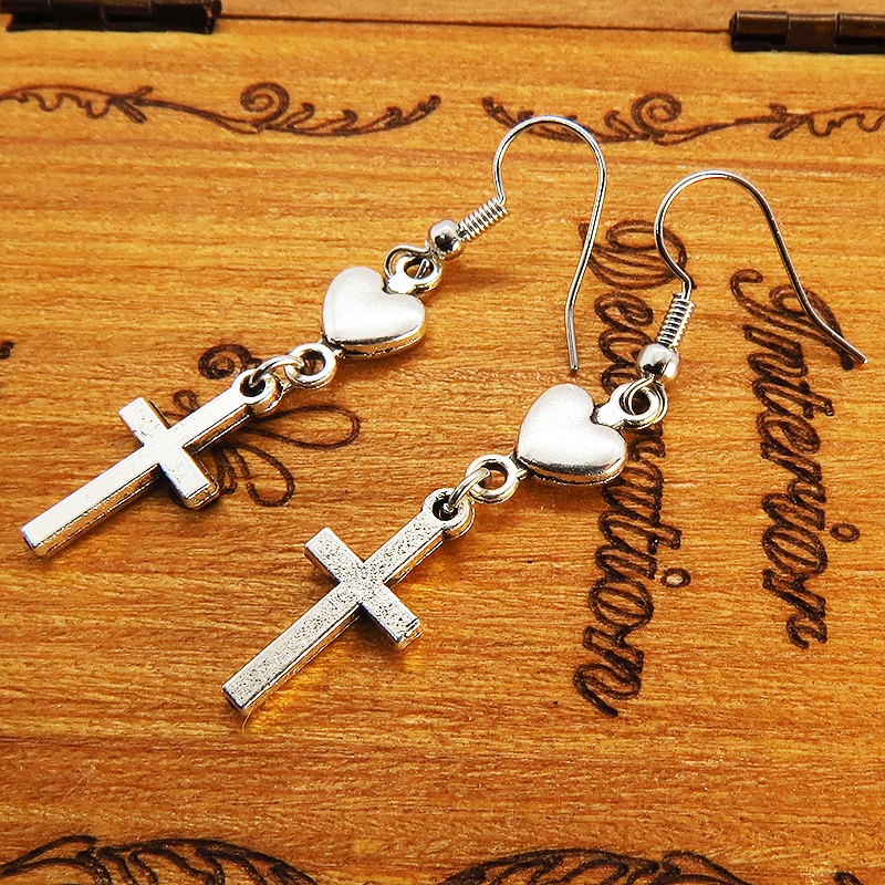 アンティークシルバー ロザリオ（十字架）とハートのシンプルでコンパクトなピアス サージカル可