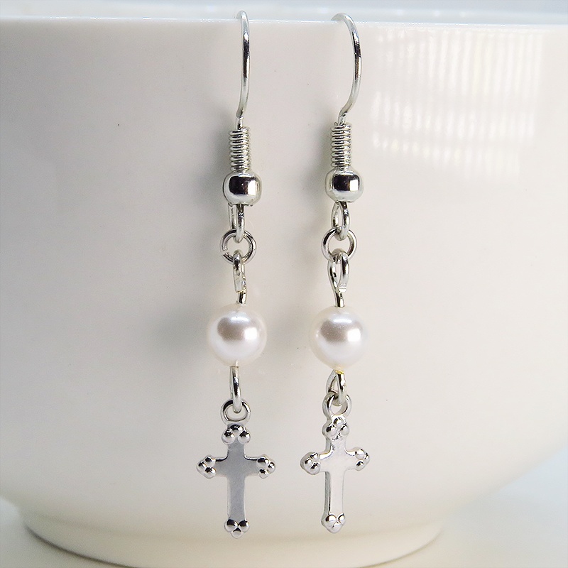 ロザリオとスワロフスキーパールの可愛いピアス シルバーカラー