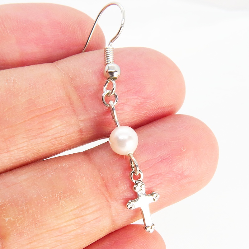 ロザリオとスワロフスキーパールの可愛いピアス シルバーカラー